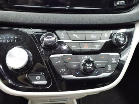 Certified 2024 Chrysler Pacifica Touring-L FWD image 29