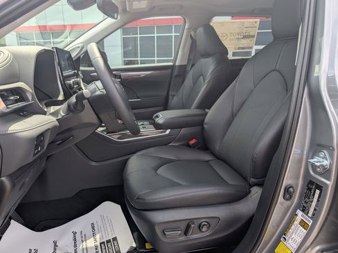 New 2026 Toyota Highlander Limited AWD/4WD image 11