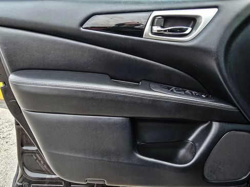 Used 2020 Nissan Pathfinder S image 11