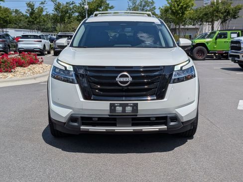 Used 2023 Nissan Pathfinder SL w/ Black Appearance Package AWD/4WD image 8