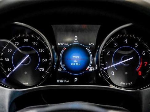 Used 2017 Jaguar F-PACE image 35