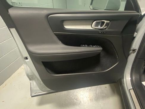 Used 2025 Volvo XC40 B5 Core image 7