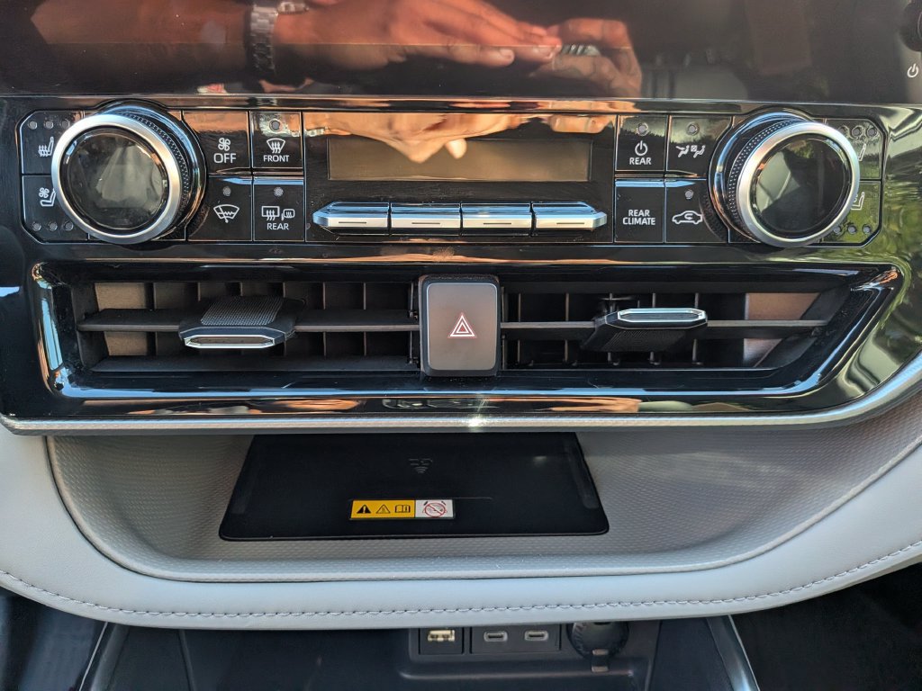 Used 2024 Toyota Highlander Platinum FWD image 22
