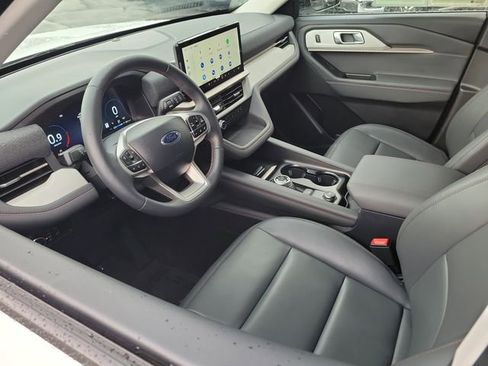 Used 2025 Ford Explorer Active w/ Active Comfort Package image 3
