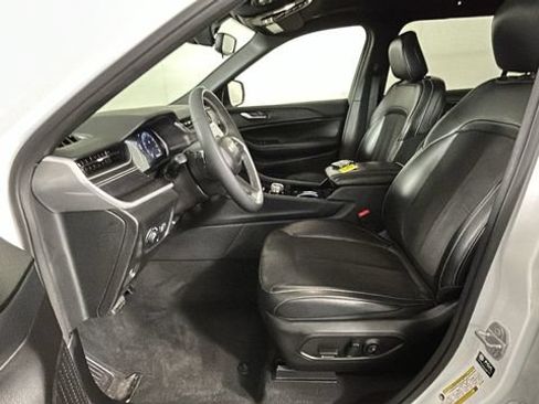 Used 2023 Jeep Grand Cherokee L Laredo AWD/4WD image 11