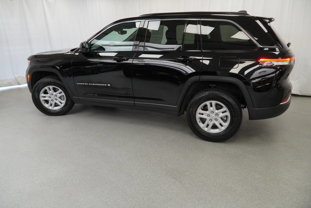 Certified 2024 Jeep Grand Cherokee Laredo AWD/4WD image 25