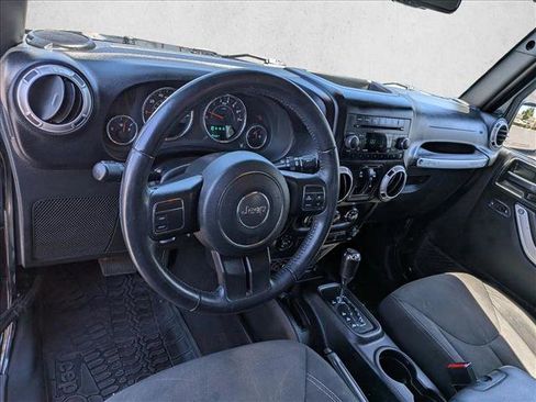 Used 2017 Jeep Wrangler Unlimited Sahara AWD/4WD image 10