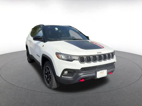 Used 2025 Jeep Compass Trailhawk AWD/4WD image 3