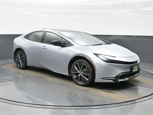 Used 2024 Toyota Prius XLE image 8