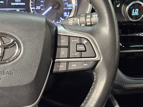 Used 2023 Toyota Highlander XLE AWD/4WD image 29