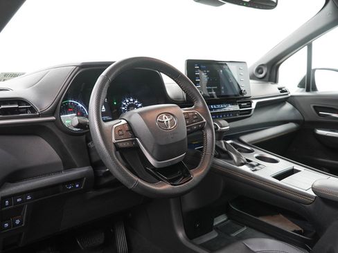 Used 2022 Toyota Sienna XLE Woodland Edition AWD/4WD image 25