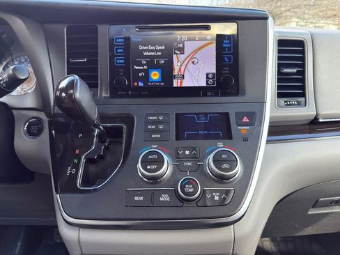 Used 2017 Toyota Sienna XLE w/ XLE Navigation Package FWD image 30