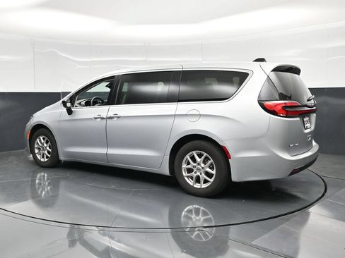 Used 2024 Chrysler Pacifica Touring-L FWD image 8