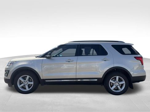 Used 2017 Ford Explorer XLT w/ Equipment Group 202A AWD/4WD image 10