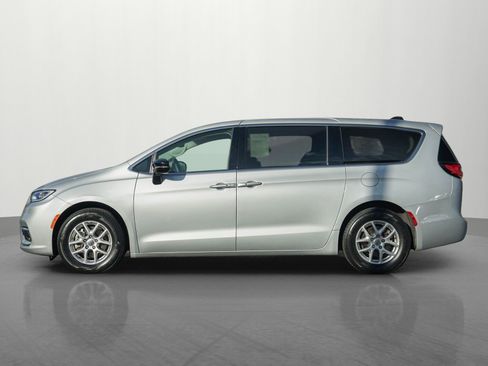 Used 2024 Chrysler Pacifica Touring-L image 4
