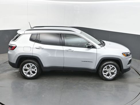 Used 2024 Jeep Compass Latitude image 36