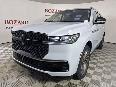 New 2025 Lincoln Navigator Reserve image 3