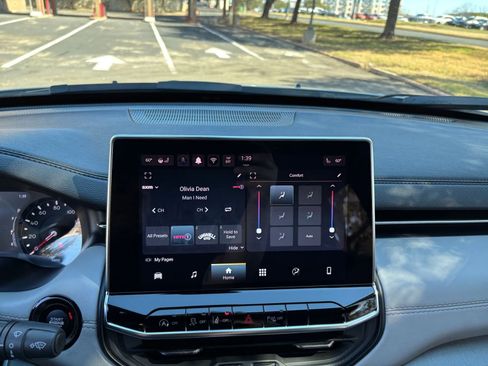 Used 2025 Jeep Compass Limited image 17