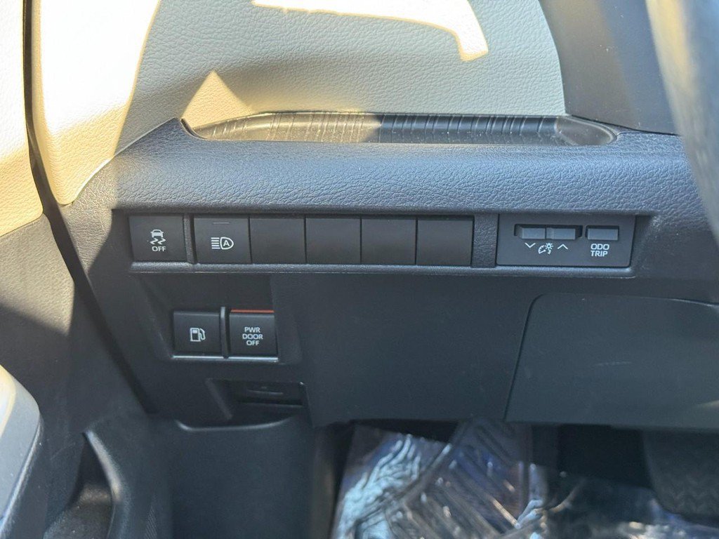 Used 2024 Toyota Sienna XLE FWD image 26