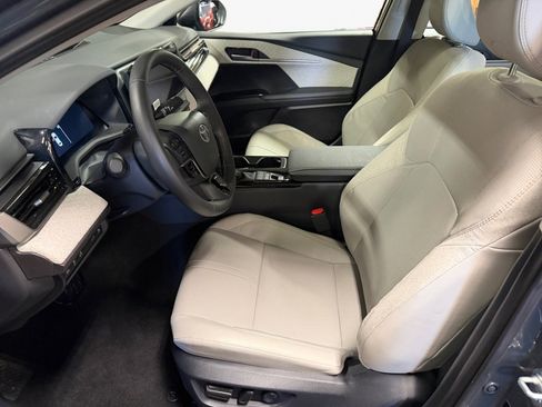 Used 2025 Toyota Camry XLE image 11