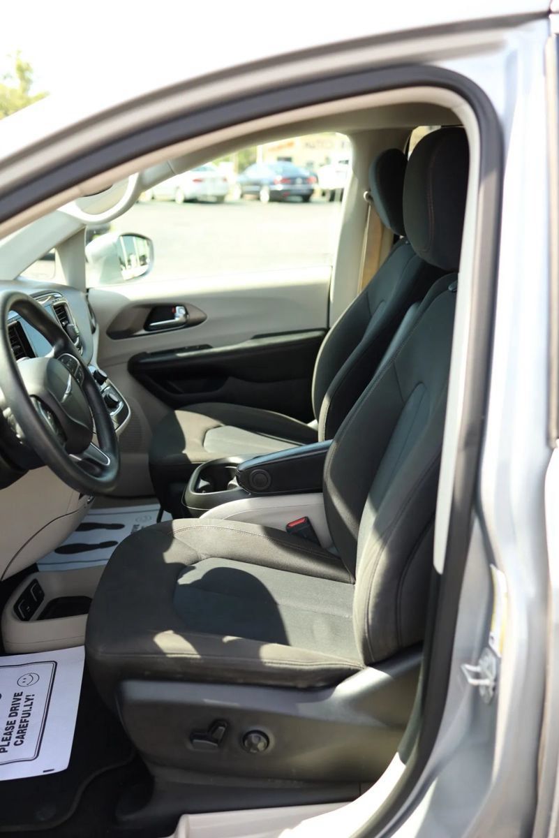 Used 2020 Chrysler Pacifica Touring w/ Advanced Safetytec Group FWD image 16