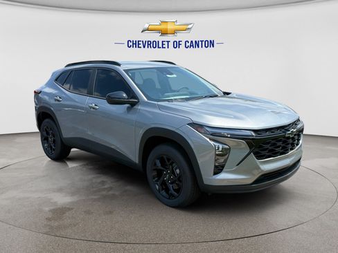 New 2026 Chevrolet Trax LT w/ Midnight Edition FWD image 3