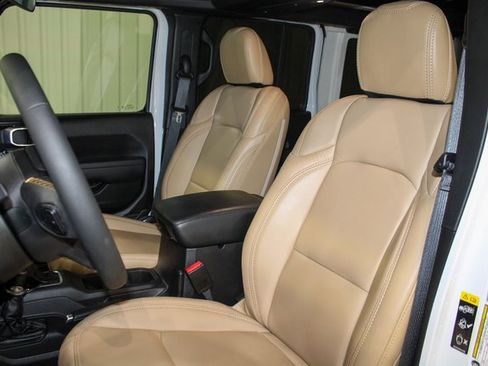 Used 2024 Jeep Wrangler Unlimited image 9