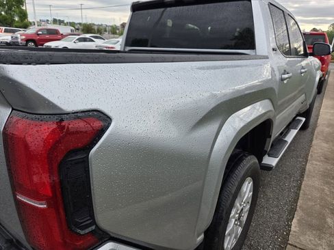 Used 2025 Toyota Tacoma SR5 AWD/4WD image 9