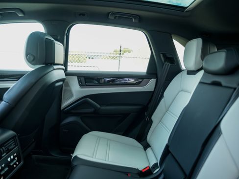 Certified 2025 Porsche Cayenne E-Hybrid image 29