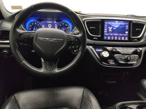 Used 2020 Chrysler Pacifica Touring-L Plus FWD image 22