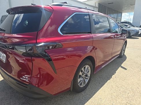 Used 2021 Toyota Sienna XLE FWD image 5
