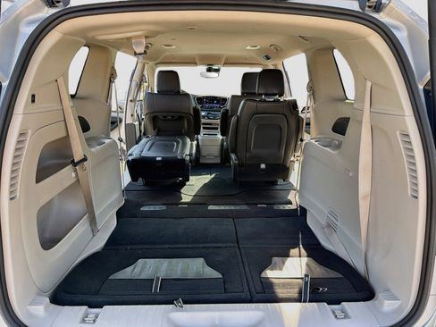 Used 2024 Chrysler Pacifica Touring-L FWD image 14