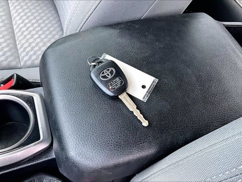 Used 2021 Toyota Tacoma SR5 AWD/4WD image 36
