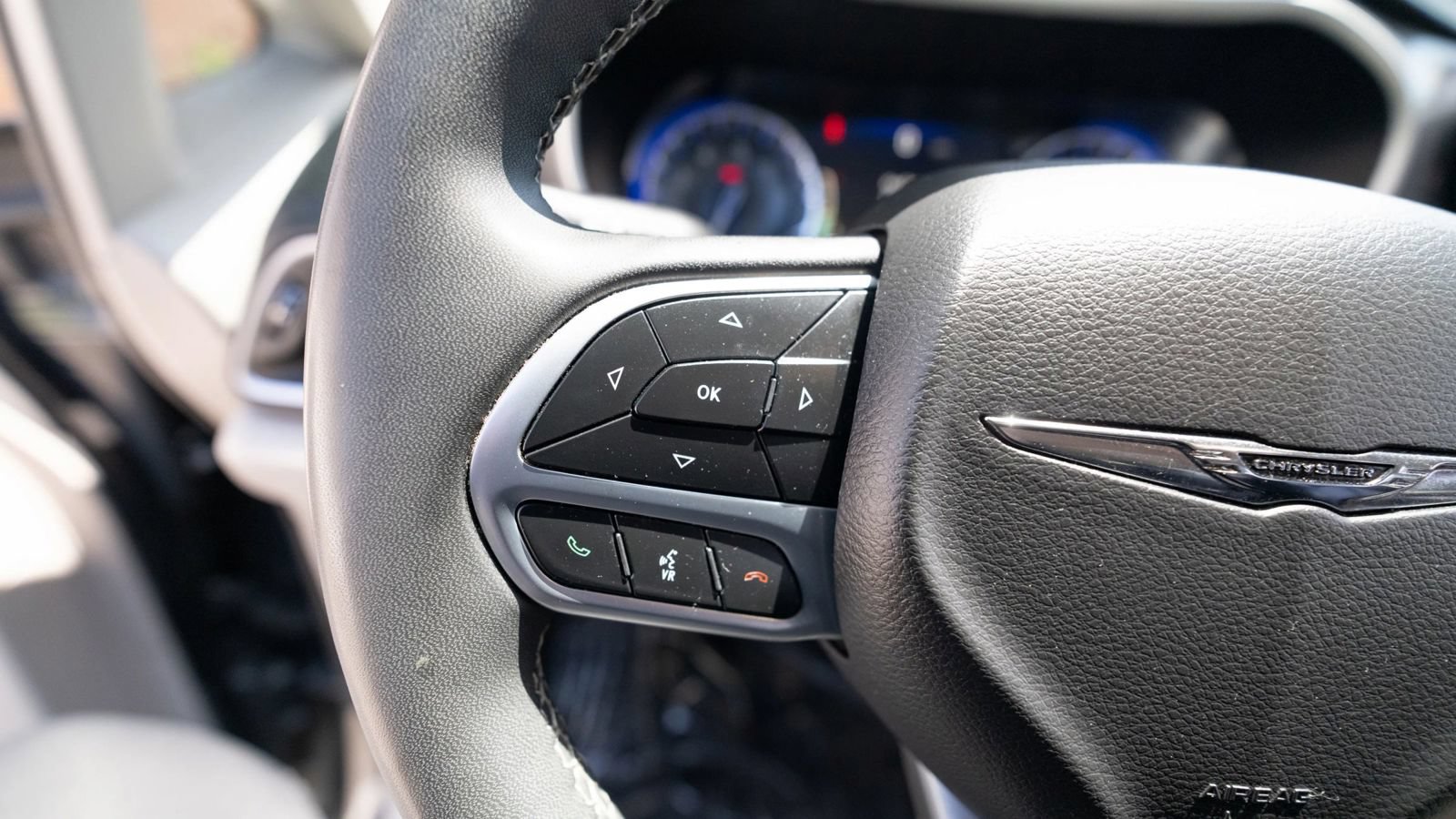 Used 2023 Chrysler Pacifica Touring-L FWD image 38