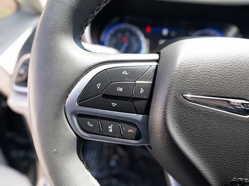 Used 2023 Chrysler Pacifica Touring-L FWD image 38