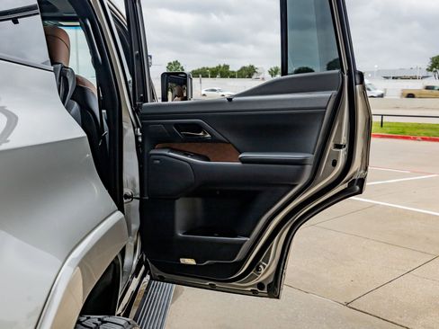 Used 2025 Lexus GX 550 w/ Accessory Package (2T) AWD/4WD image 40