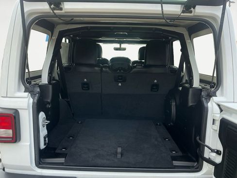 Used 2022 Jeep Wrangler Unlimited Sahara w/ Cold Weather Group image 17