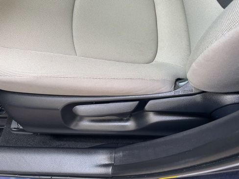 Used 2022 Toyota Corolla LE image 11