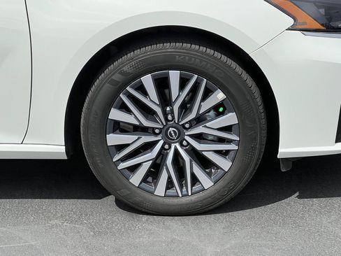 Used 2025 Nissan Altima 2.5 SV AWD/4WD image 16