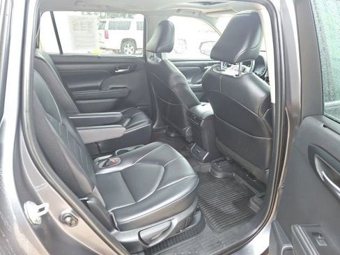 Used 2020 Toyota Highlander XLE image 26
