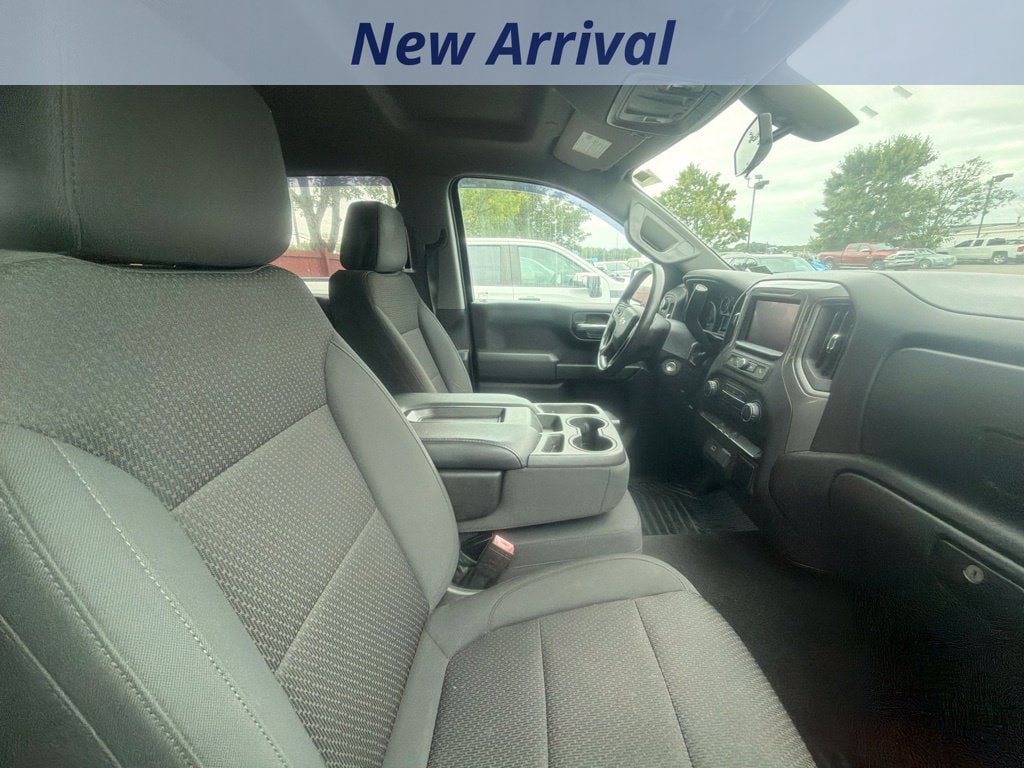 Used 2020 Chevrolet Silverado 1500 Custom w/ Custom Value Package AWD/4WD image 4