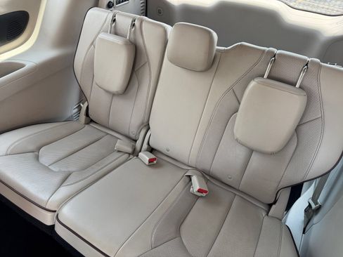 Used 2017 Chrysler Pacifica Limited w/ UConnect Theater Package FWD image 18