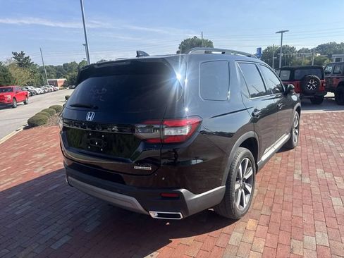Used 2025 Honda Pilot Touring image 14