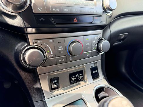 Used 2011 Toyota Highlander SE w/ Tow Pkg image 22