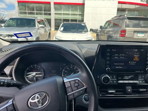 Used 2021 Toyota Highlander XLE FWD image 11