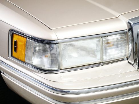 Used 1993 Lincoln Town Car Signature RWD image 16