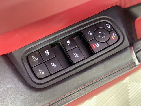 Certified 2022 Porsche Cayenne Platinum Edition image 13