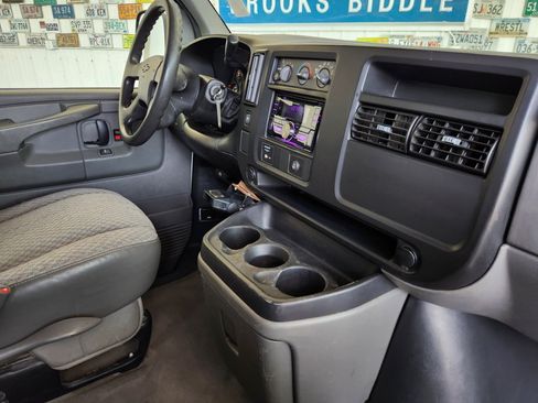 Used 2007 Chevrolet Express 3500 Extended Passenger w/ LT Preferred Equipment Group RWD image 2