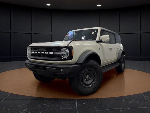 Certified 2025 Ford Bronco Outer Banks w/ Sasquatch Package AWD/4WD image 3