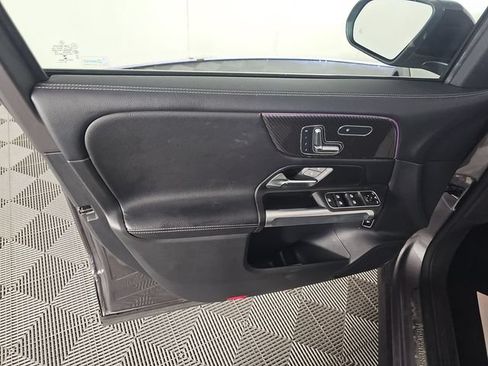 Used 2023 Mercedes-Benz GLB 250 image 8